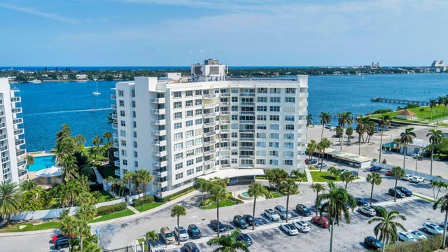 1 of 17 - 2600 N Flagler Drive #211, West Palm Beach, FL