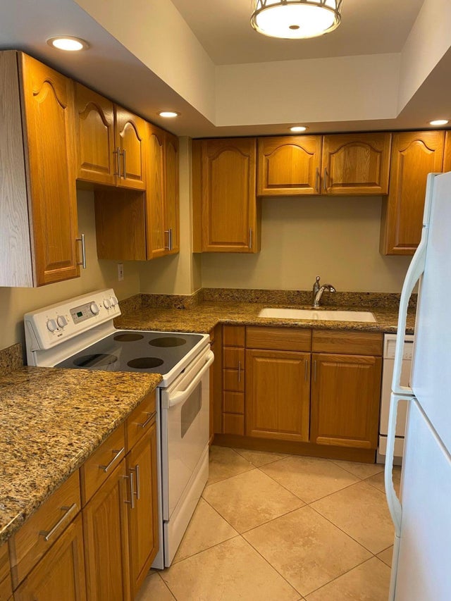 3 of 17 - 2600 N Flagler Drive #211, West Palm Beach, FL
