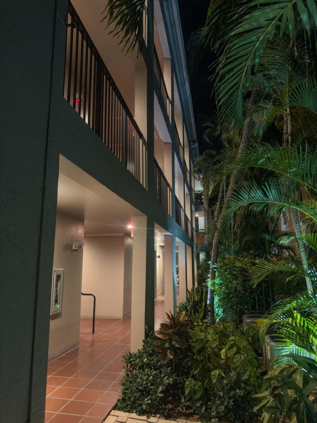 4 of 24 - 560 S Sapodilla 203 Avenue #203, West Palm Beach, FL