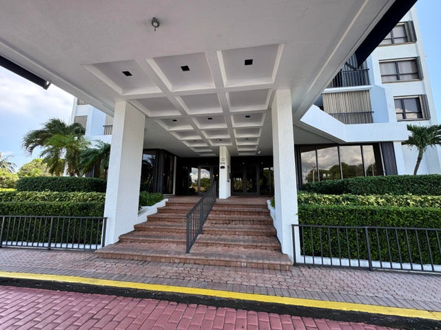 4 of 18 - 5600 N Flagler Drive #906, West Palm Beach, FL