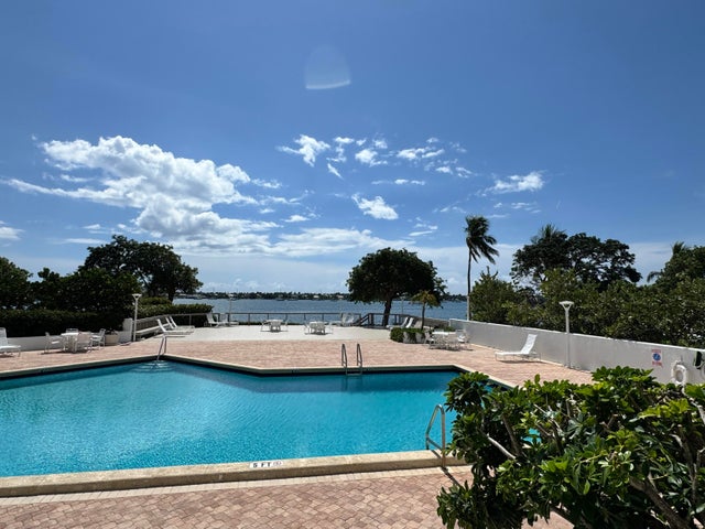 5 of 18 - 5600 N Flagler Drive #906, West Palm Beach, FL