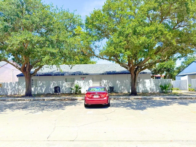 1 of 10 - 2007 Oleander Boulevard #c, Fort Pierce, FL
