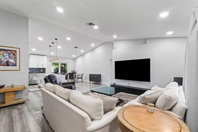 4 of 31 - 981 Wynndale Way, Lantana, FL