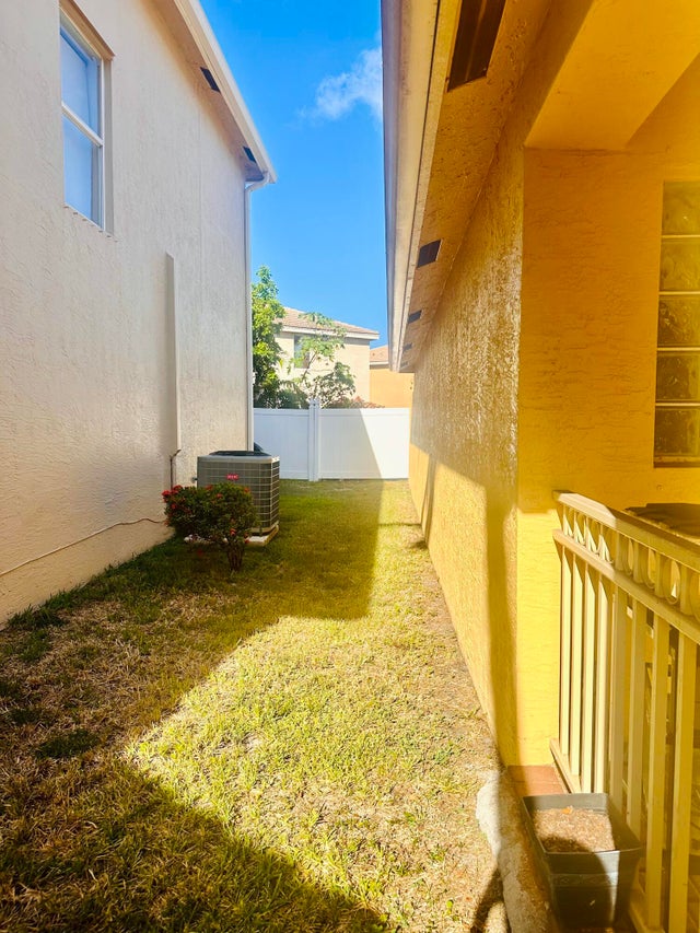 4 of 33 - 5200 Rising Comet Lane, Greenacres, FL