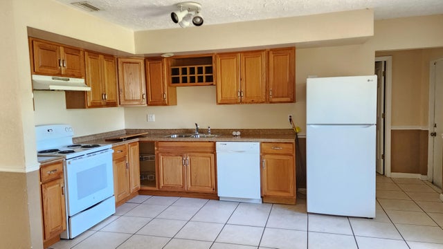 3 of 13 - 342 Ne Surrey Street, Port Saint Lucie, FL