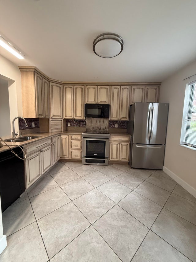 5 of 26 - 1303 Lakeview Drive E, Royal Palm Beach, FL