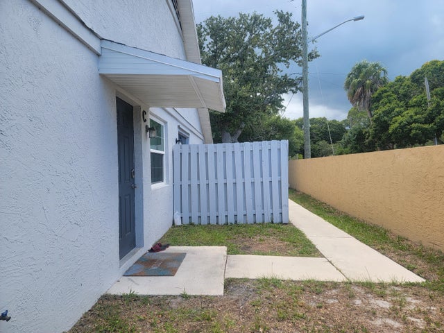1 of 10 - 2001 Oleander Boulevard #c, Fort Pierce, FL