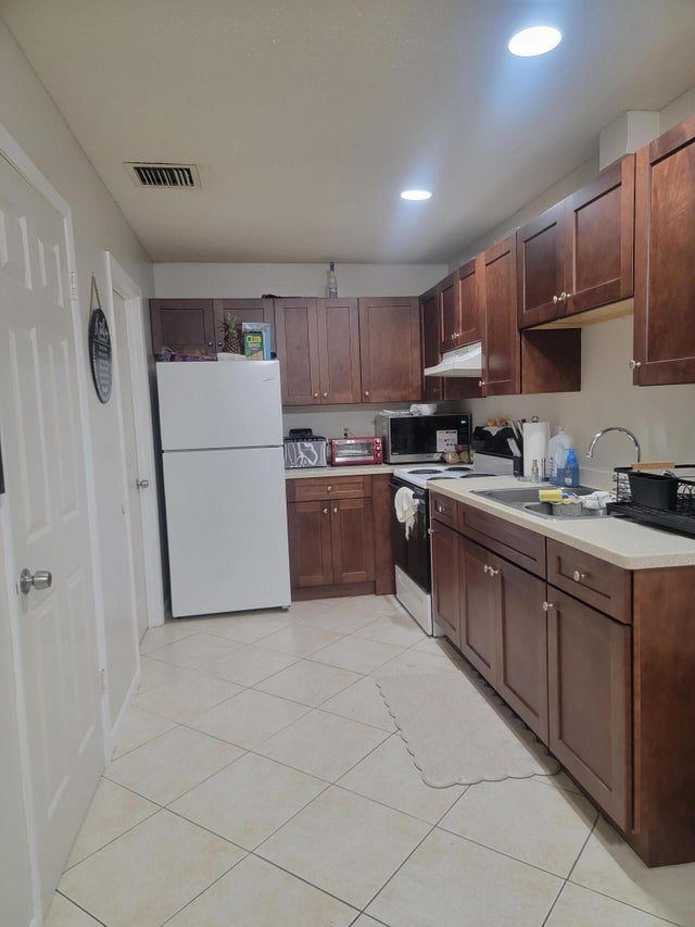 5 of 10 - 2001 Oleander Boulevard #c, Fort Pierce, FL