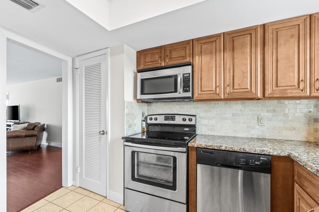 2 of 35 - 410 Wilma Circle #203, Riviera Beach, FL