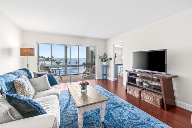 4 of 35 - 410 Wilma Circle #203, Riviera Beach, FL