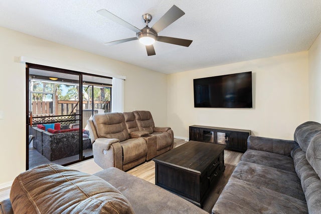 2 of 32 - 402 Se Castle Court #b, Port Saint Lucie, FL