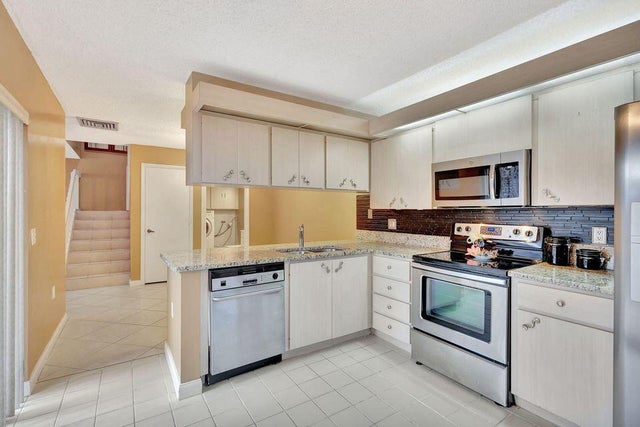 4 of 28 - 18 Amherst Court #b, Royal Palm Beach, FL