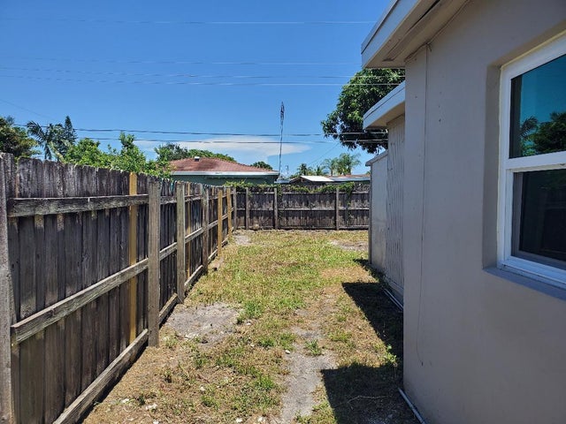 5 of 31 - 6448 N Lawrence Road, Lake Worth, FL