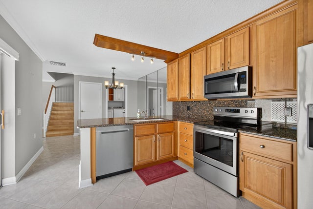 3 of 35 - 11 Amherst Court #a, Royal Palm Beach, FL