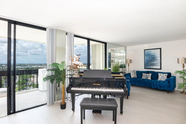 2000 Presidential Way #1606, West Palm Beach