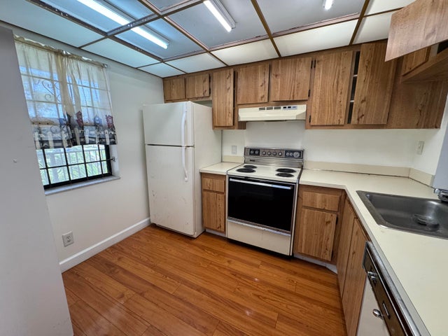 3 of 10 - 10304 Sunrise Lakes Blvd #312, Sunrise, FL