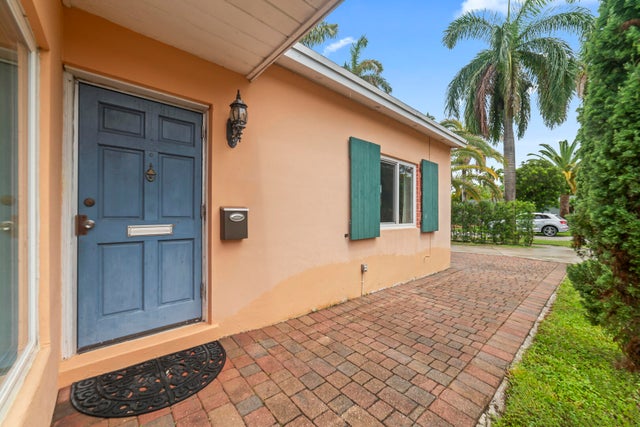 4 of 35 - 906 Ne 5th Street, Hallandale Beach, FL