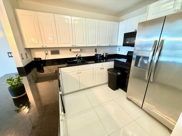 2 of 33 - 2301 Collins Avenue #931, Miami Beach, FL