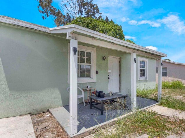 3 of 20 - 570 W 3rd Street, Riviera Beach, FL