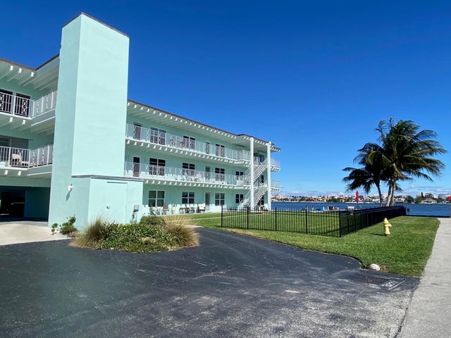 2 of 26 - 219 Lakeview 102 Avenue #102, Lantana, FL