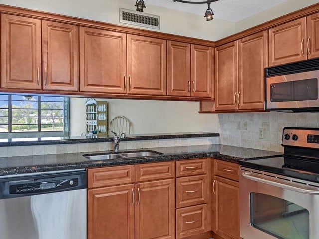 5 of 17 - 3520 Whitehall Drive #203, West Palm Beach, FL