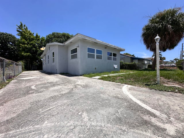 1 of 24 - 840 W 1st Street, Riviera Beach, FL