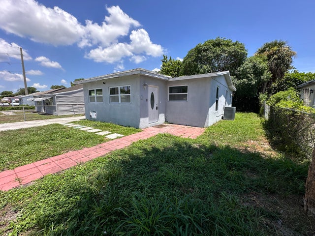 3 of 24 - 840 W 1st Street, Riviera Beach, FL