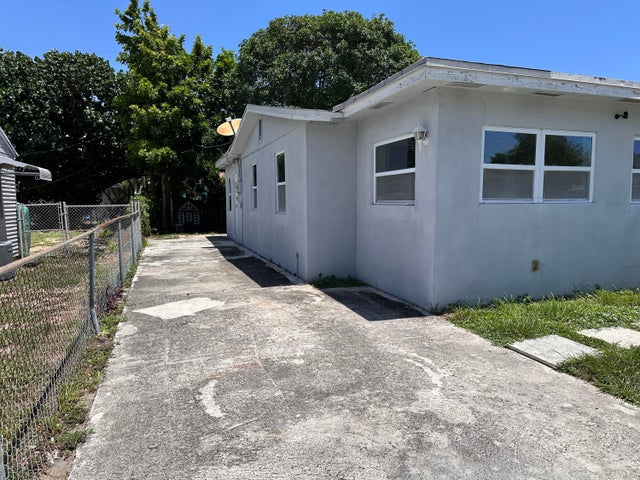 4 of 24 - 840 W 1st Street, Riviera Beach, FL