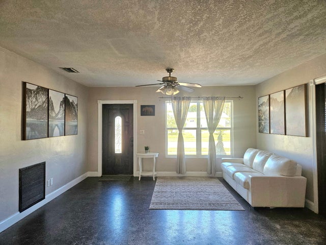 5 of 29 - 1441 Crest Drive, Lake Worth, FL