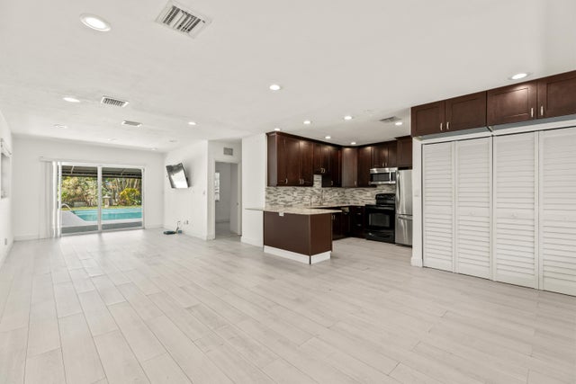 2 of 35 - 1637 N Victoria Park Road, Fort Lauderdale, FL