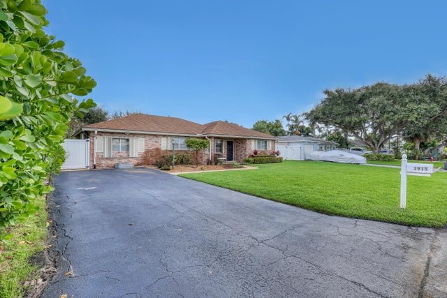 1915 Laurel Lane, Lake Clarke Shores