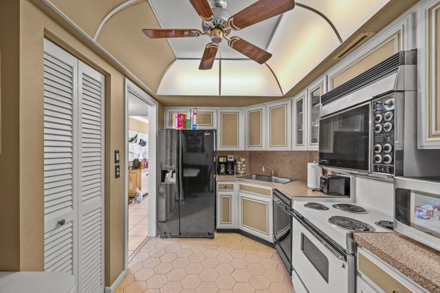 5 of 30 - 2425 Presidential Way #1006, West Palm Beach, FL