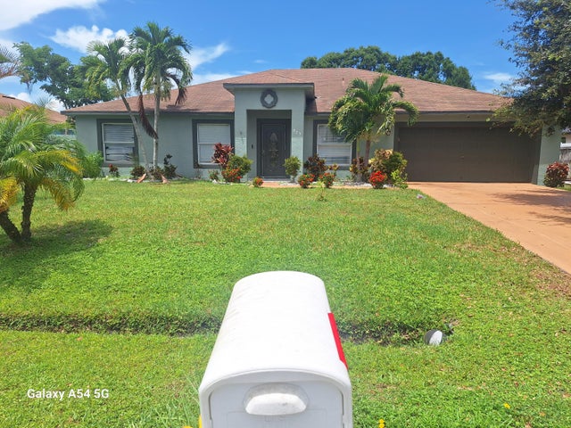 825 Se Cavern Avenue, Port Saint Lucie