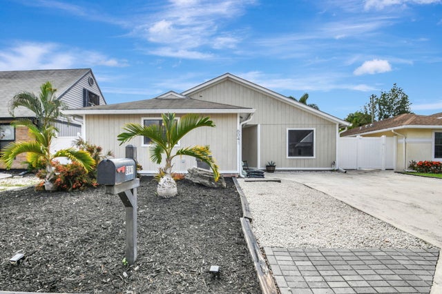 2 of 38 - 6041 Lace Wood Circle, Lake Worth, FL