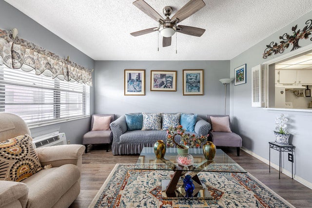 4 of 25 - 393 Windsor Q, West Palm Beach, FL