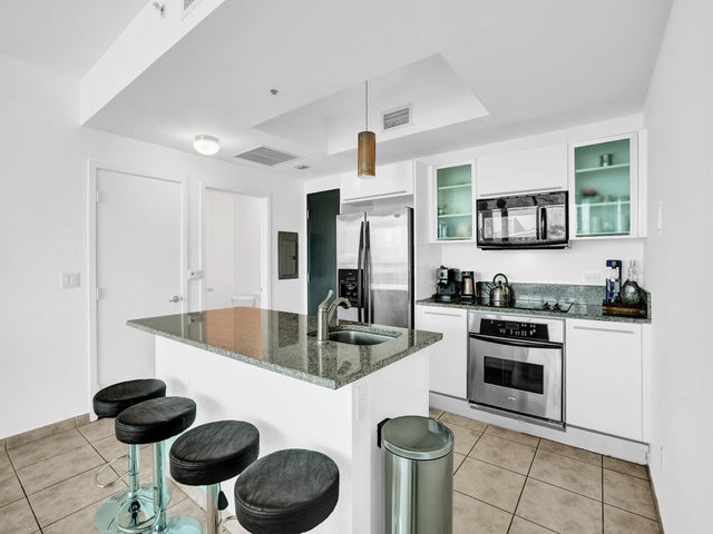 3 of 48 - 888 Biscayne Boulevard #811, Miami, FL