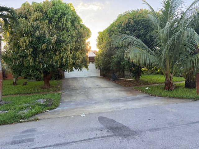 3 of 35 - 1323 Scottsdale Road E, West Palm Beach, FL