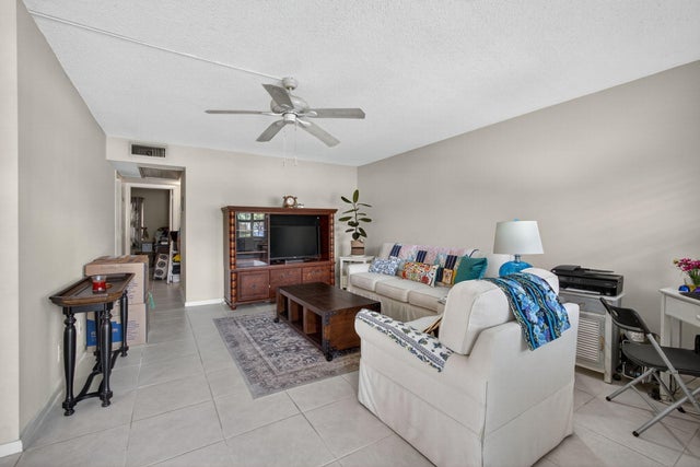 4 of 34 - 23 Dorchester B, West Palm Beach, FL