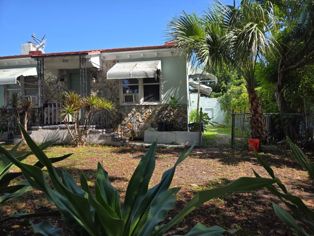 3 of 12 - 833 30th Court, West Palm Beach, FL