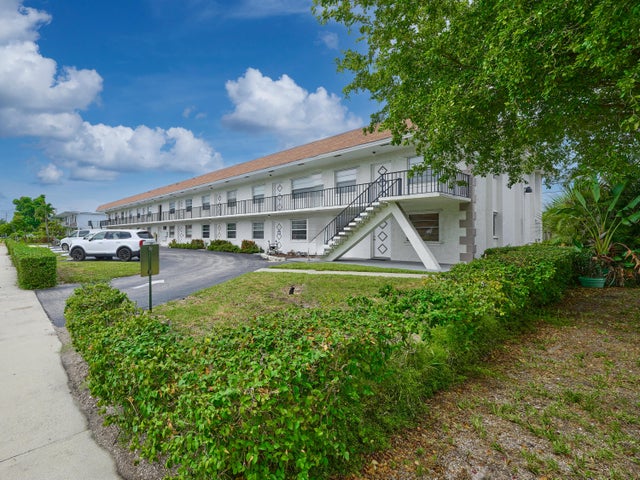 2 of 20 - 227 Castlewood Drive #203, North Palm Beach, FL