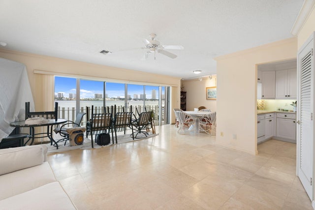 5 of 47 - 371 Wilma Circle #5, Riviera Beach, FL