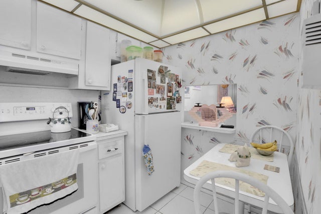 3 of 27 - 2751 E Sunrise Lakes Drive E #204, Sunrise, FL