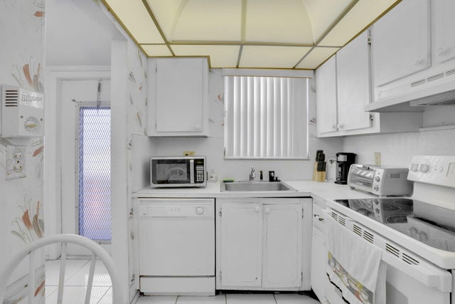 5 of 27 - 2751 E Sunrise Lakes Drive E #204, Sunrise, FL