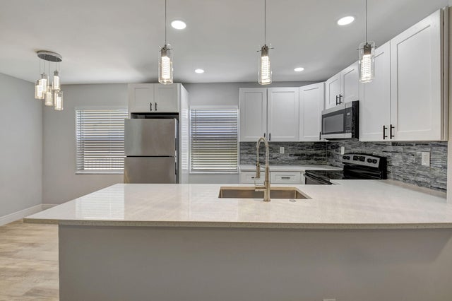 1 of 71 - 909 S Flanders S, Delray Beach, FL