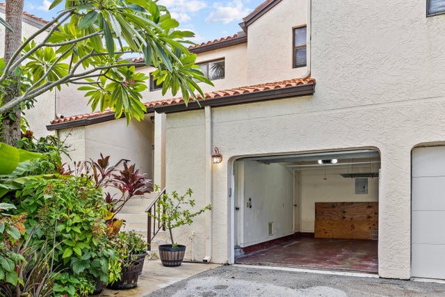 2 of 30 - 15 Via De Casas Sur #204, Boynton Beach, FL