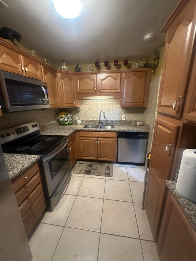 3 of 14 - 916 Caroline Avenue, West Palm Beach, FL
