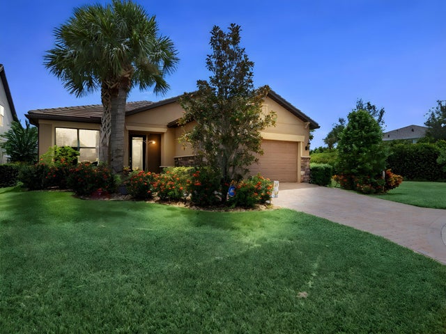 2 of 44 - 844 Se Villandry Way, Port Saint Lucie, FL