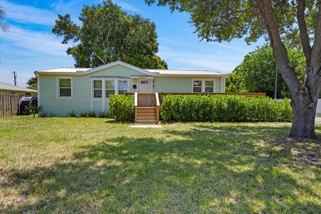 1 of 33 - 909 Se Hibiscus Avenue, Stuart, FL