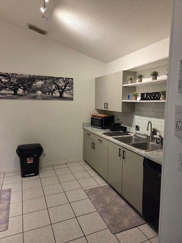 2 of 6 - 946 Julia Heights Drive, Lantana, FL