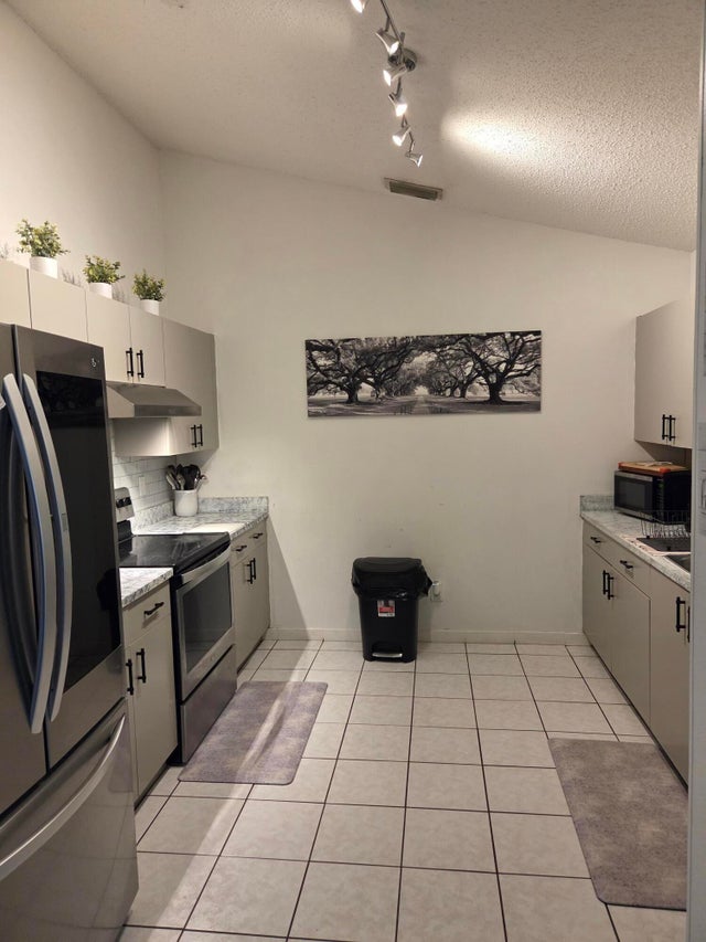 3 of 6 - 946 Julia Heights Drive, Lantana, FL